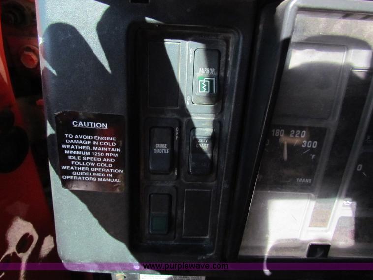 image for item B7110 1999 International 4900 dump truck