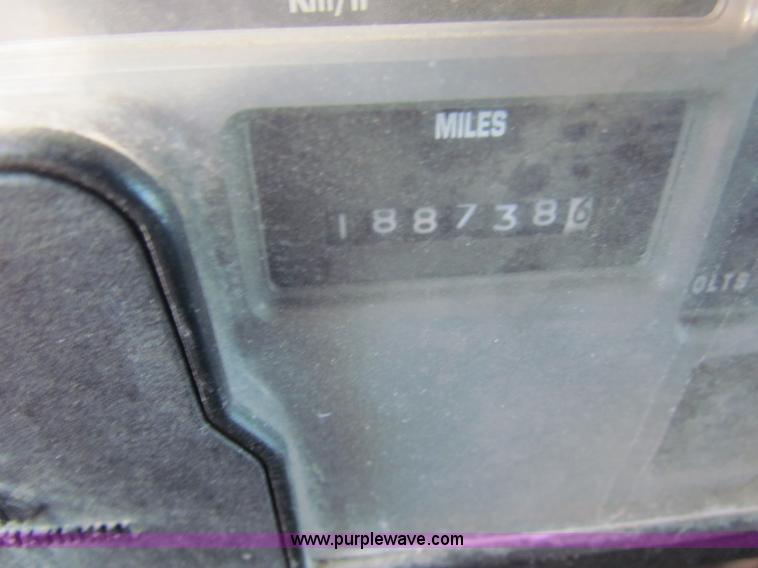 image for item B7110 1999 International 4900 dump truck