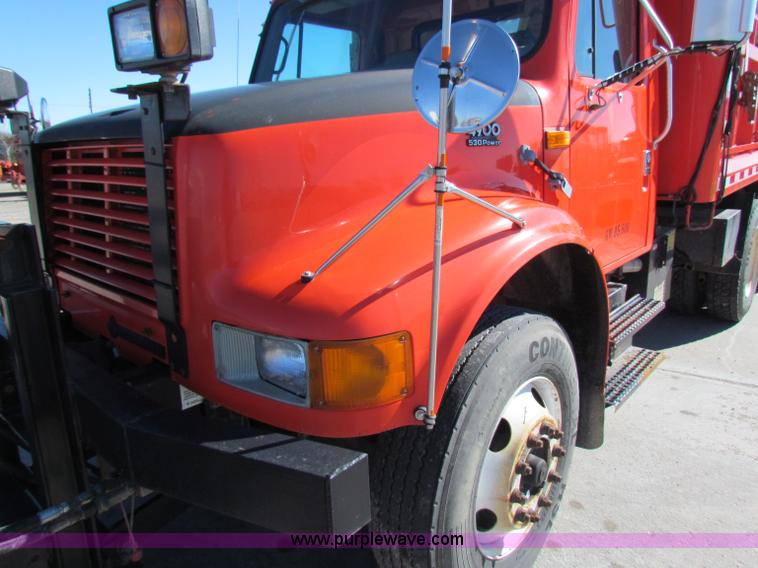 image for item B7110 1999 International 4900 dump truck