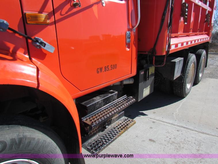 image for item B7110 1999 International 4900 dump truck