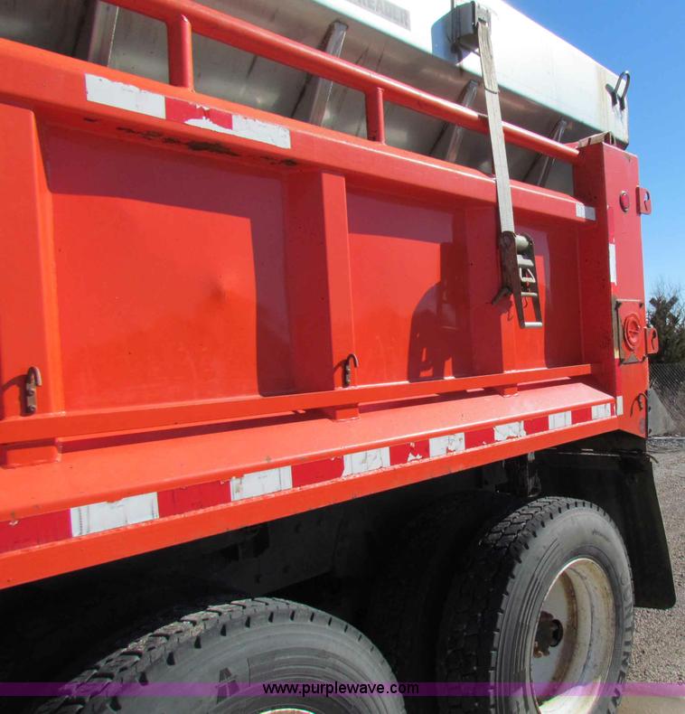 image for item B7110 1999 International 4900 dump truck