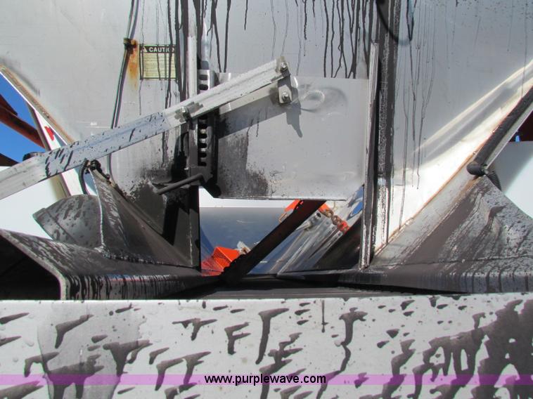 image for item B7110 1999 International 4900 dump truck