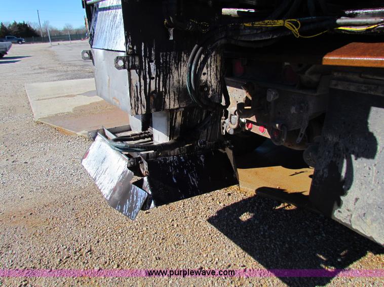 image for item B7110 1999 International 4900 dump truck