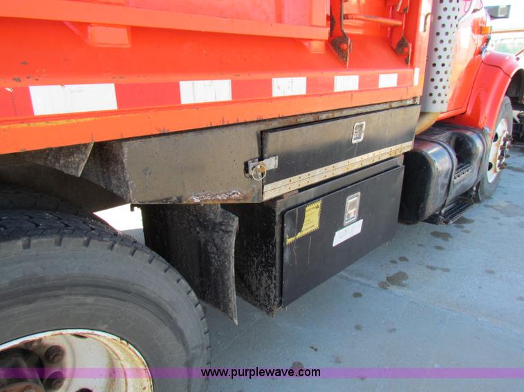 image for item B7110 1999 International 4900 dump truck