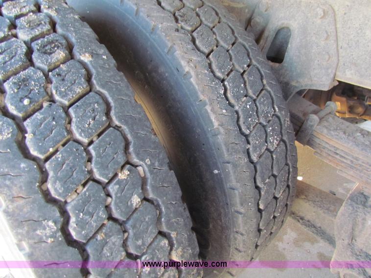 image for item B7110 1999 International 4900 dump truck