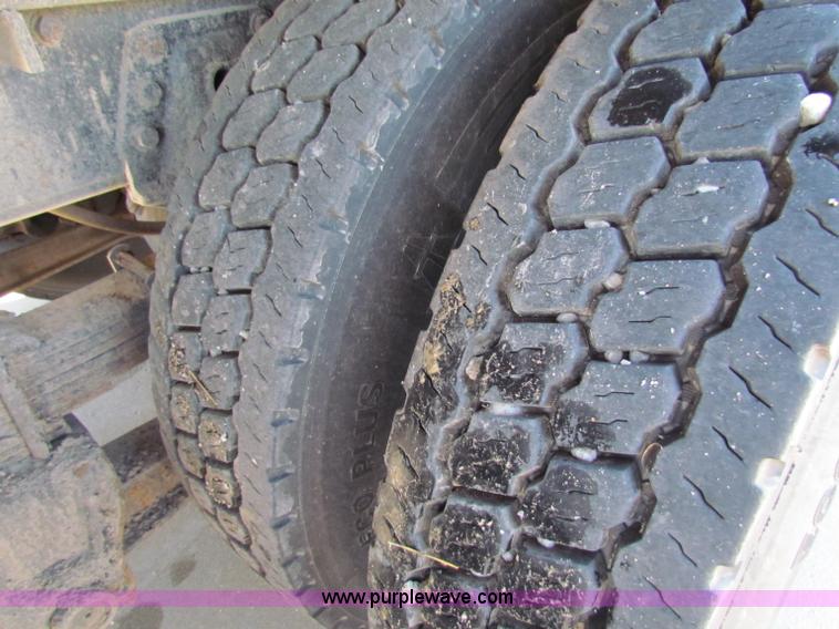 image for item B7110 1999 International 4900 dump truck