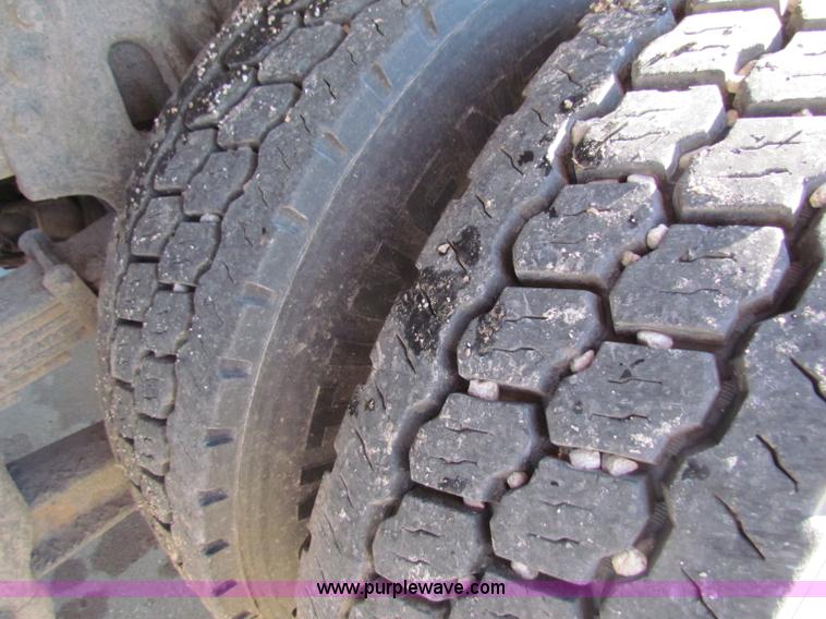 image for item B7110 1999 International 4900 dump truck