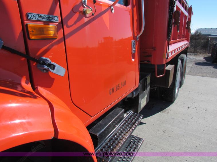 image for item B7111 1999 International 4900 dump truck