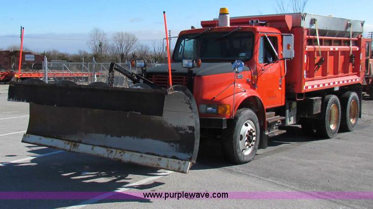 image for item B7112 1999 International 4900 dump truck