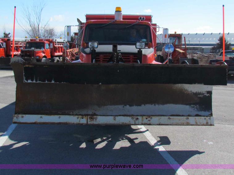 image for item B7112 1999 International 4900 dump truck