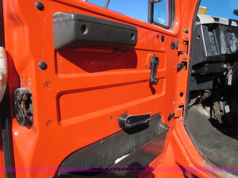 image for item B7112 1999 International 4900 dump truck