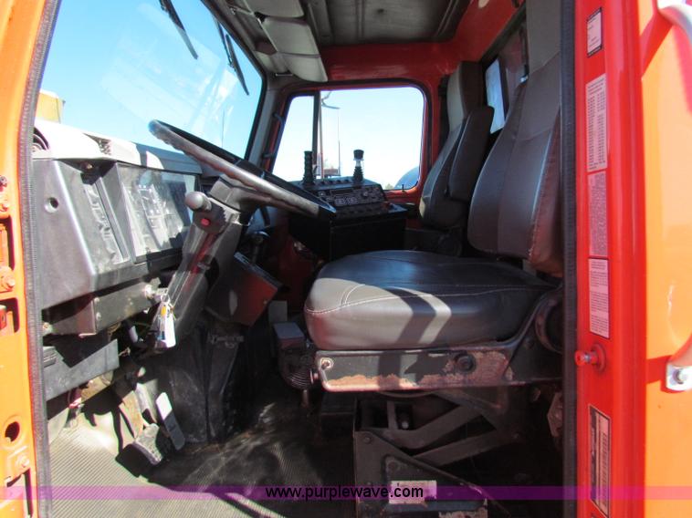 image for item B7112 1999 International 4900 dump truck