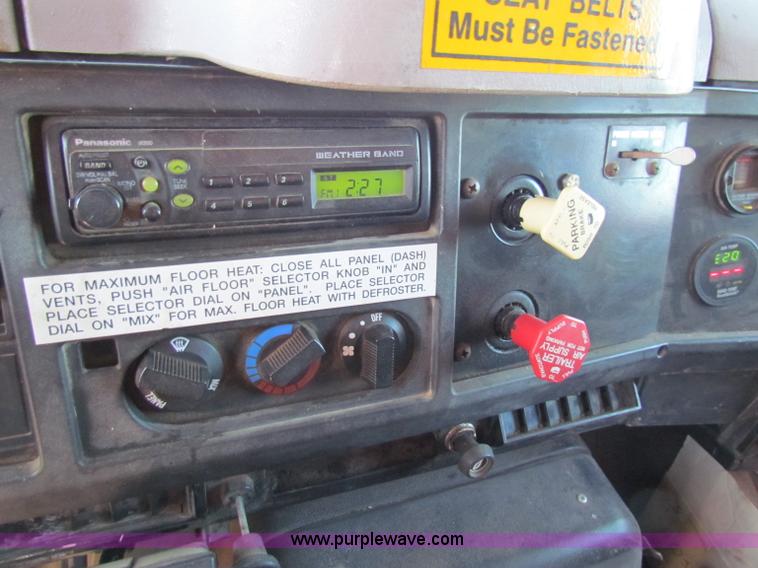 image for item B7112 1999 International 4900 dump truck