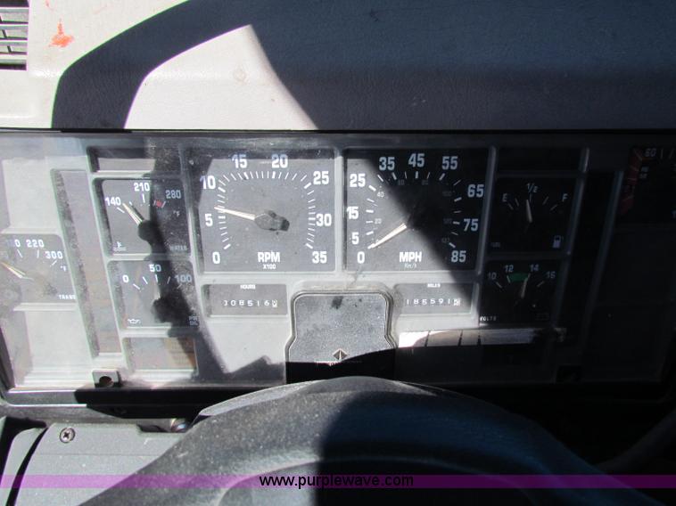 image for item B7112 1999 International 4900 dump truck