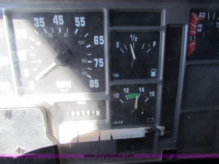 image for item B7112 1999 International 4900 dump truck