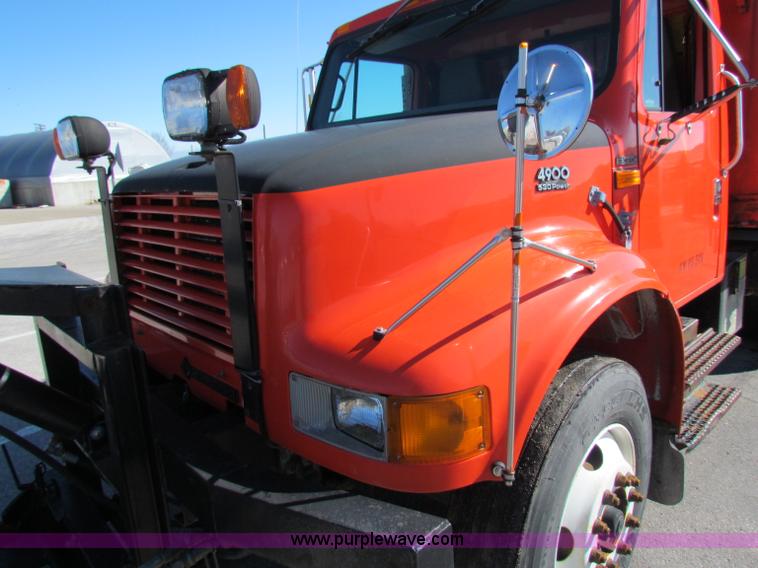 image for item B7112 1999 International 4900 dump truck