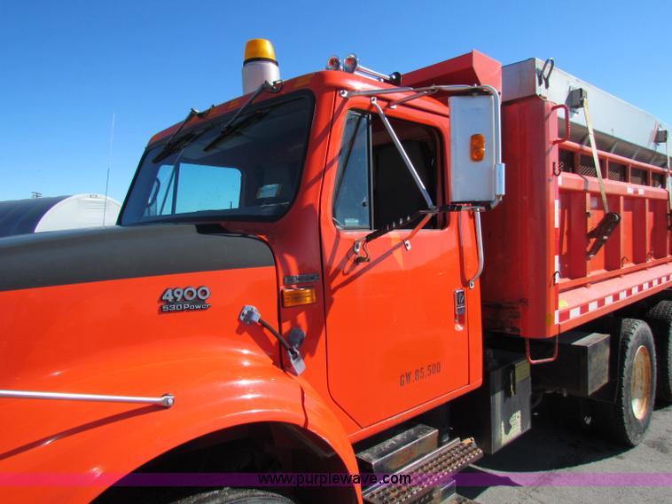 image for item B7112 1999 International 4900 dump truck