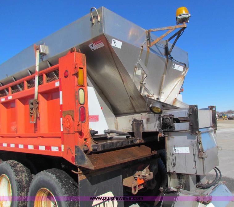 image for item B7112 1999 International 4900 dump truck