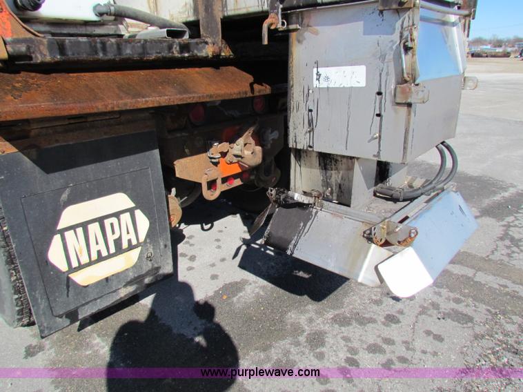 image for item B7112 1999 International 4900 dump truck