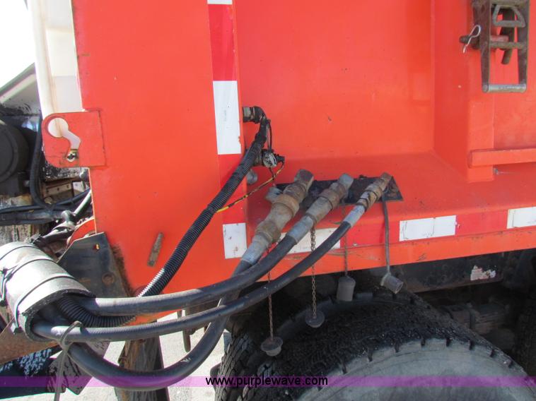 image for item B7112 1999 International 4900 dump truck