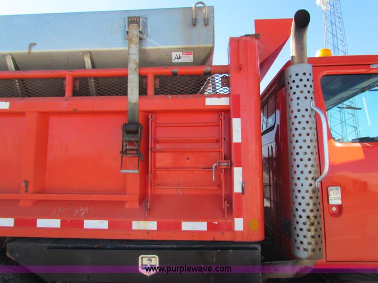 image for item B7112 1999 International 4900 dump truck