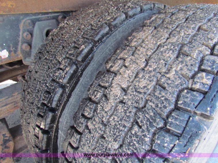 image for item B7112 1999 International 4900 dump truck