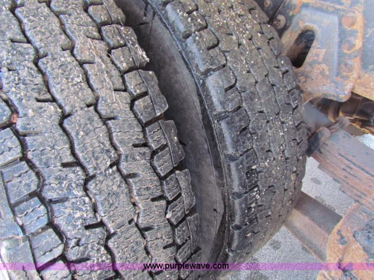 image for item B7112 1999 International 4900 dump truck