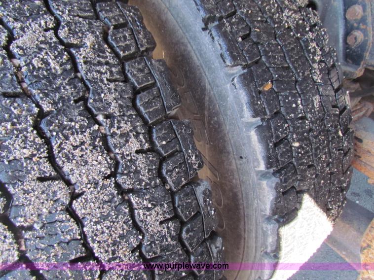 image for item B7112 1999 International 4900 dump truck