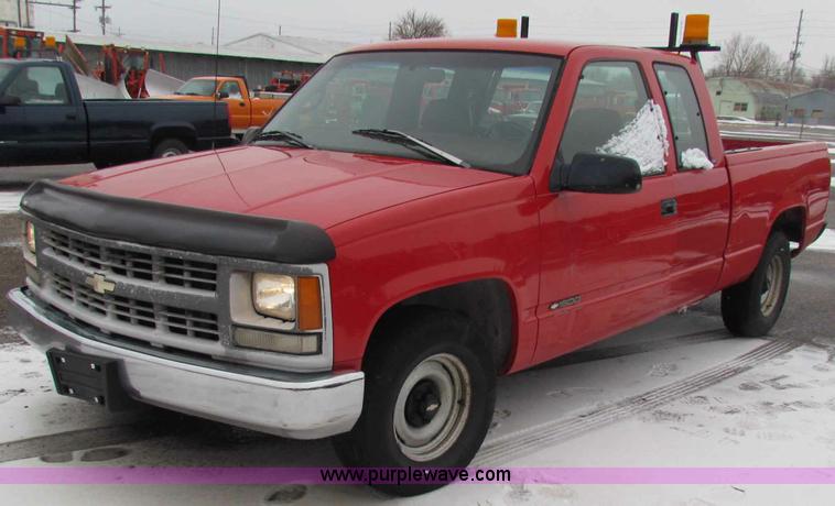 image for item B7117 1998 Chevrolet C1500 extended cab pickup truck