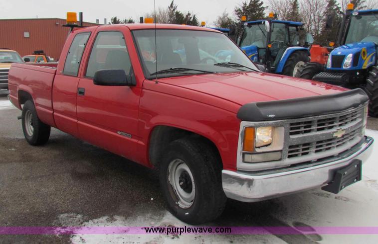 image for item B7117 1998 Chevrolet C1500 extended cab pickup truck