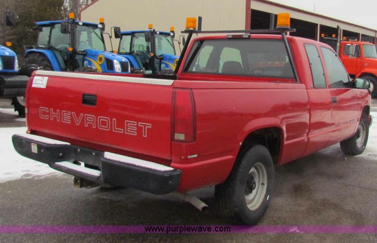 image for item B7117 1998 Chevrolet C1500 extended cab pickup truck