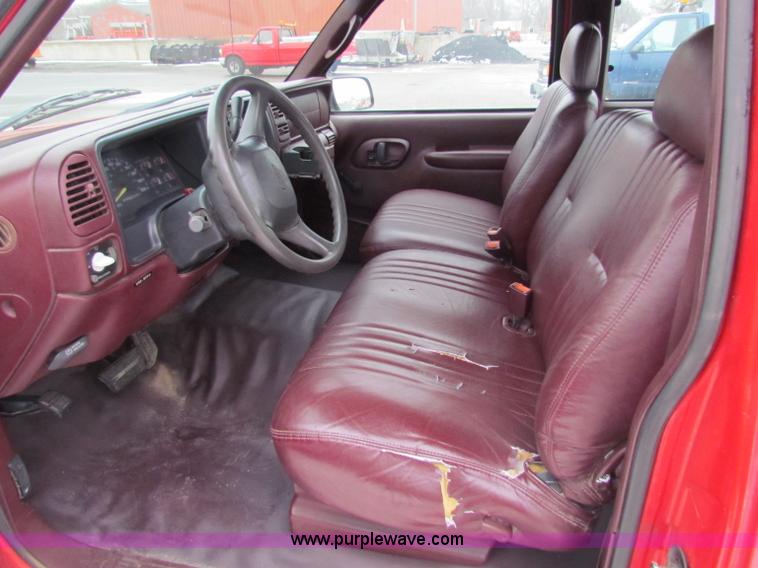 image for item B7117 1998 Chevrolet C1500 extended cab pickup truck