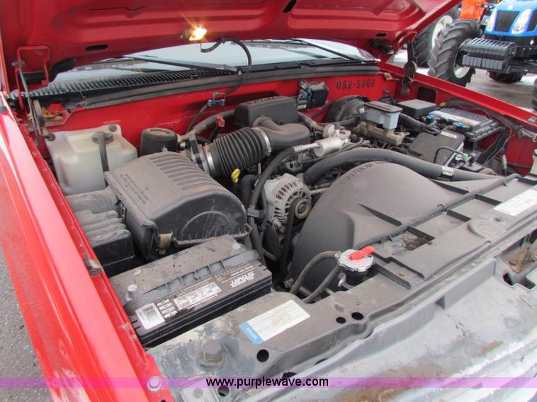 image for item B7117 1998 Chevrolet C1500 extended cab pickup truck