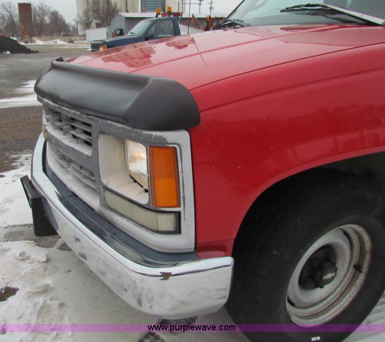 image for item B7117 1998 Chevrolet C1500 extended cab pickup truck