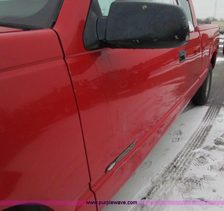 image for item B7117 1998 Chevrolet C1500 extended cab pickup truck