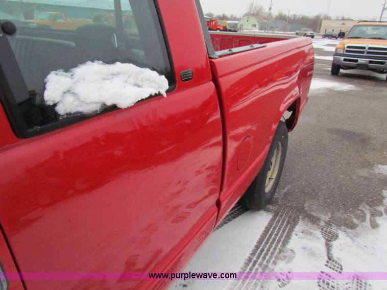 image for item B7117 1998 Chevrolet C1500 extended cab pickup truck