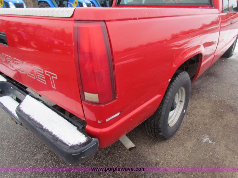image for item B7117 1998 Chevrolet C1500 extended cab pickup truck