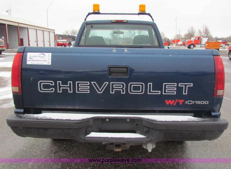 image for item B7118 1998 Chevrolet C1500 pickup truck