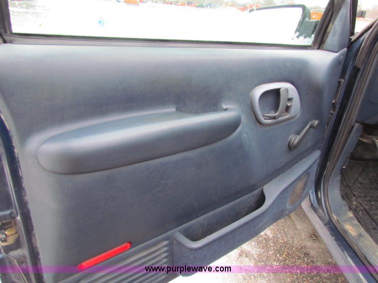 image for item B7118 1998 Chevrolet C1500 pickup truck