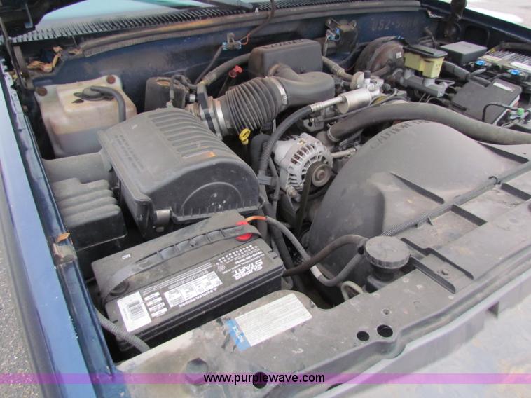 image for item B7118 1998 Chevrolet C1500 pickup truck
