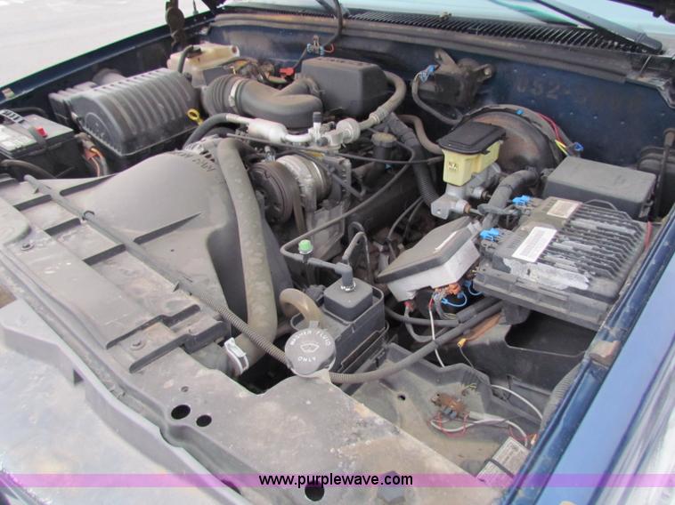 image for item B7118 1998 Chevrolet C1500 pickup truck