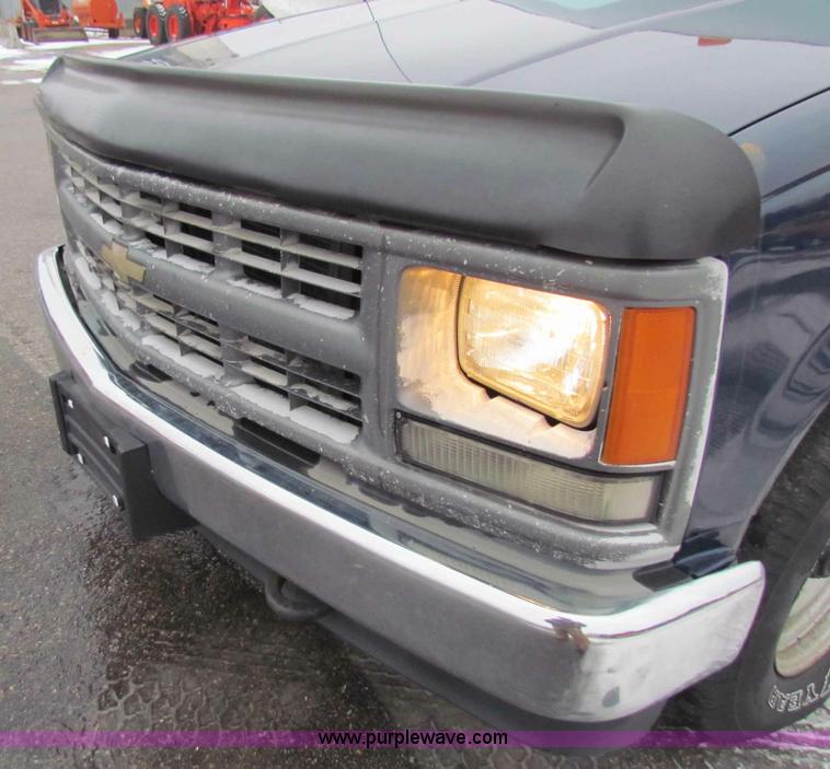 image for item B7118 1998 Chevrolet C1500 pickup truck