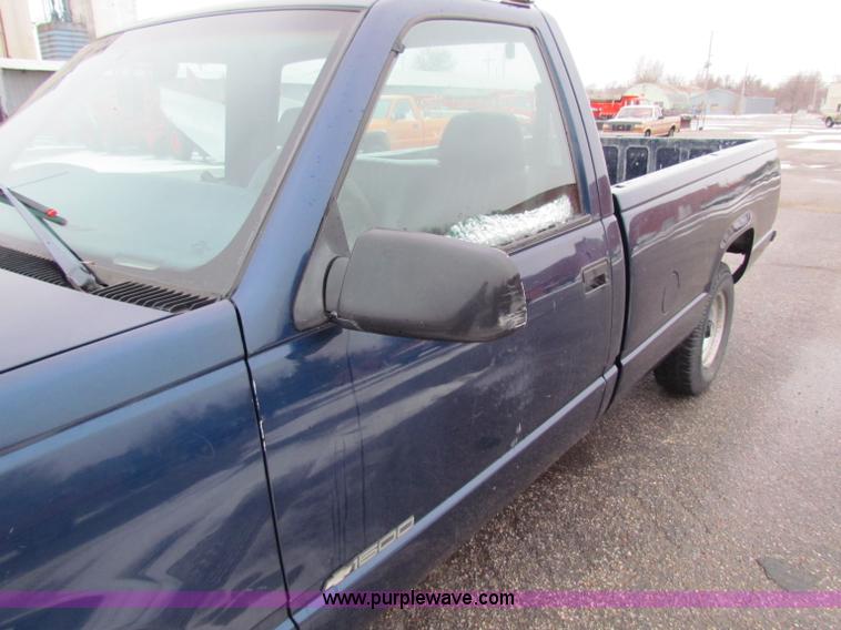 image for item B7118 1998 Chevrolet C1500 pickup truck