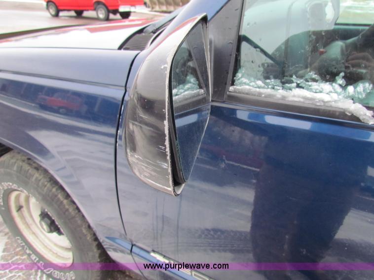image for item B7118 1998 Chevrolet C1500 pickup truck