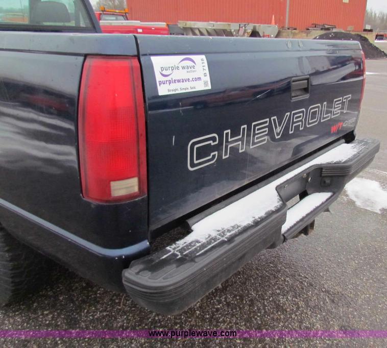 image for item B7118 1998 Chevrolet C1500 pickup truck
