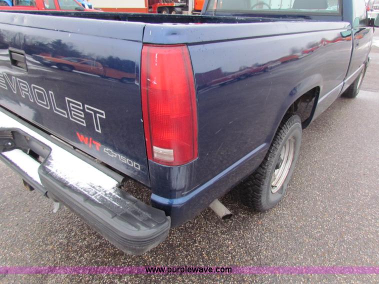 image for item B7118 1998 Chevrolet C1500 pickup truck