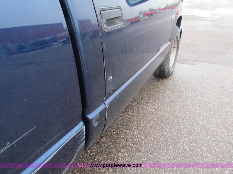 image for item B7118 1998 Chevrolet C1500 pickup truck