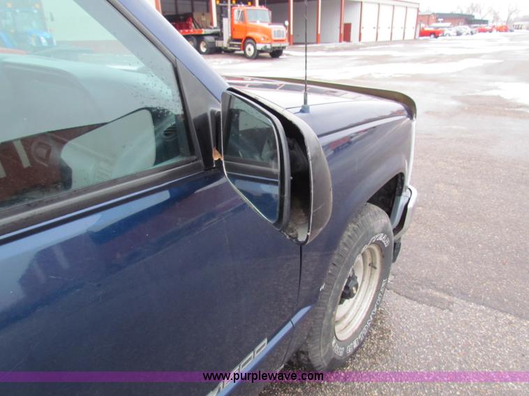 image for item B7118 1998 Chevrolet C1500 pickup truck
