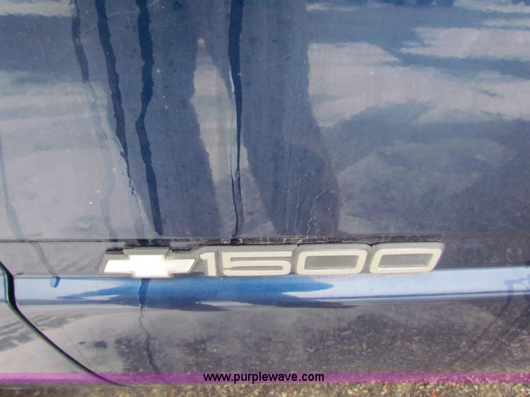 image for item B7118 1998 Chevrolet C1500 pickup truck