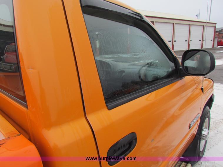 image for item B7119 2001 Dodge Ram 2500 pickup truck